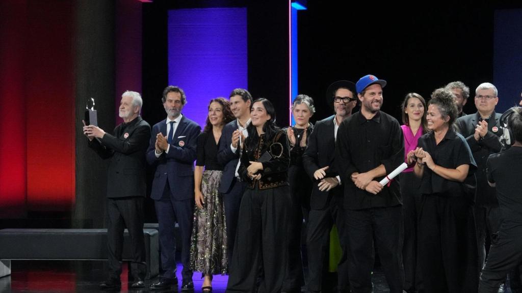 Foto de familia de los premiados durante la gala de clausura del Festival de San Sebastián. Foto: Unanue / Europa Press