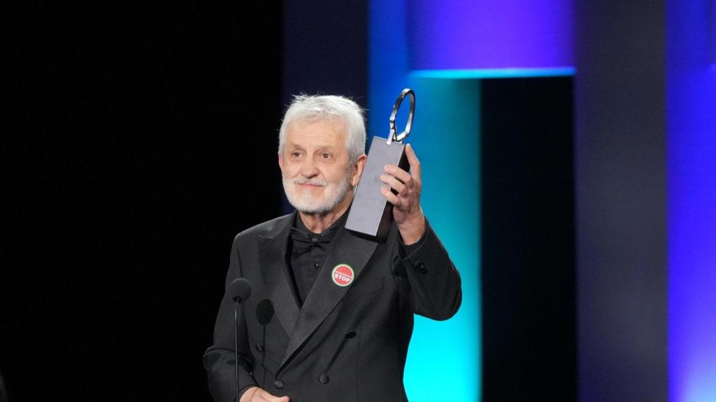 El actor José Ramón Soroiz recibe el Premio a la Mejor Interpretación Protagonista por la película 'Maspalomas'. Foto: Unanue / Europa Press