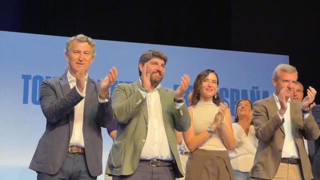Fernando López Miras, junto a Alberto Núñez Feijóo e Isabel Díaz Ayuso, este domingo, en el Teatro Circo de Murcia.