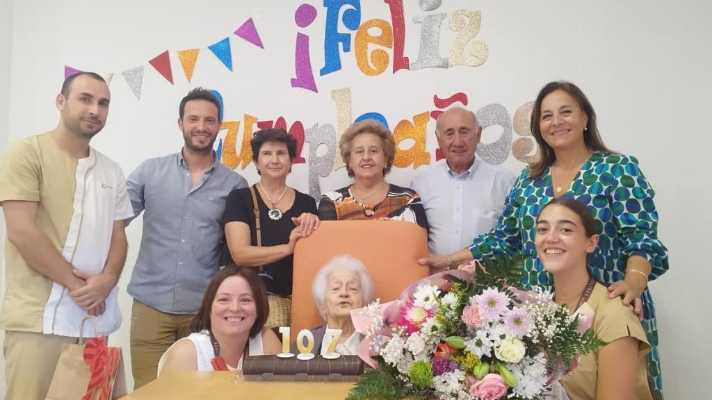 Lola González Varea que, en su  cumpleaños número 107, ha recibido la visita de sus familiares