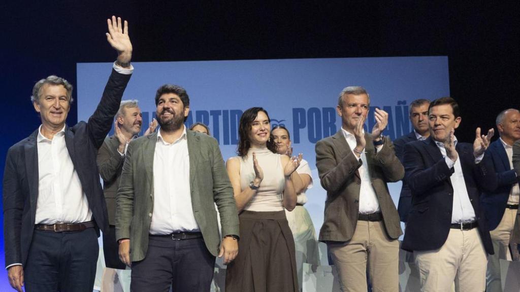 Feijóo con los barones del PP en el acto en Murcia
