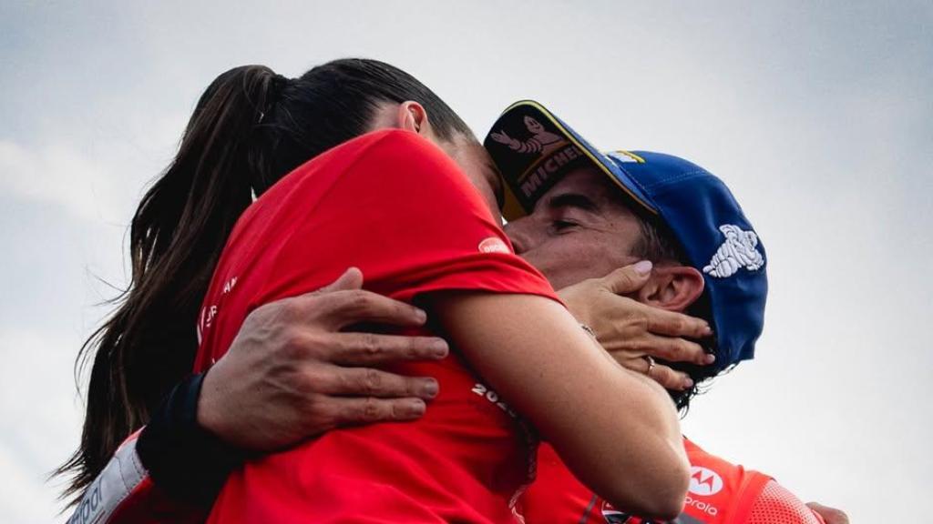 La pareja, abrazándose, emocionada.