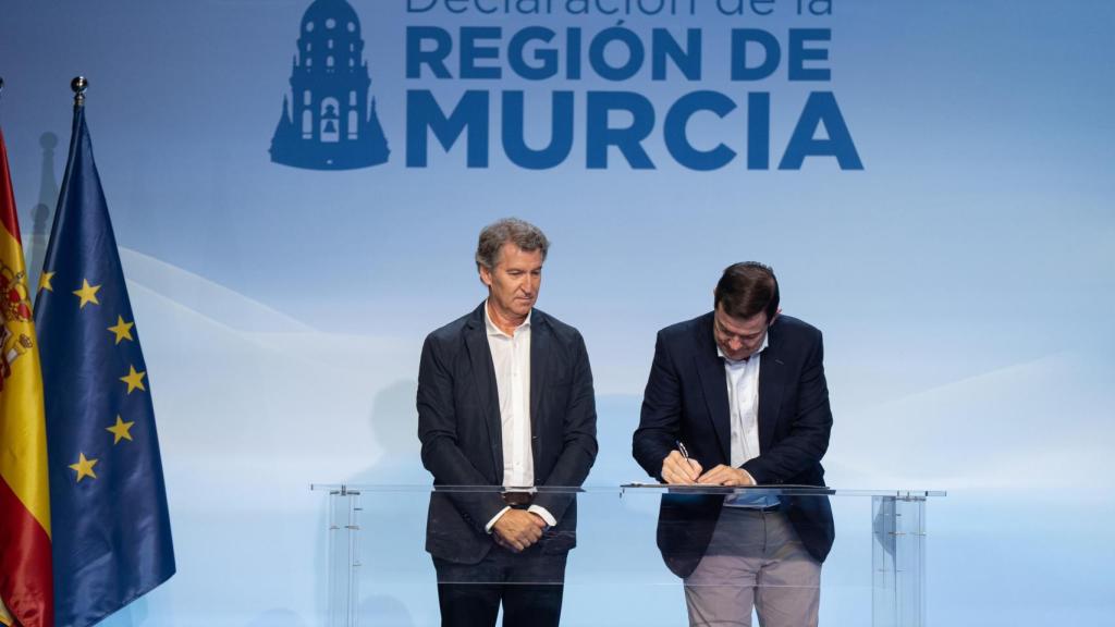 Mañueco firma el documento junto a Feijóo