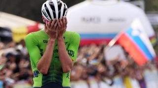 Tadej Pogacar celebra su victoria en el Mundial de ciclismo de Ruanda.