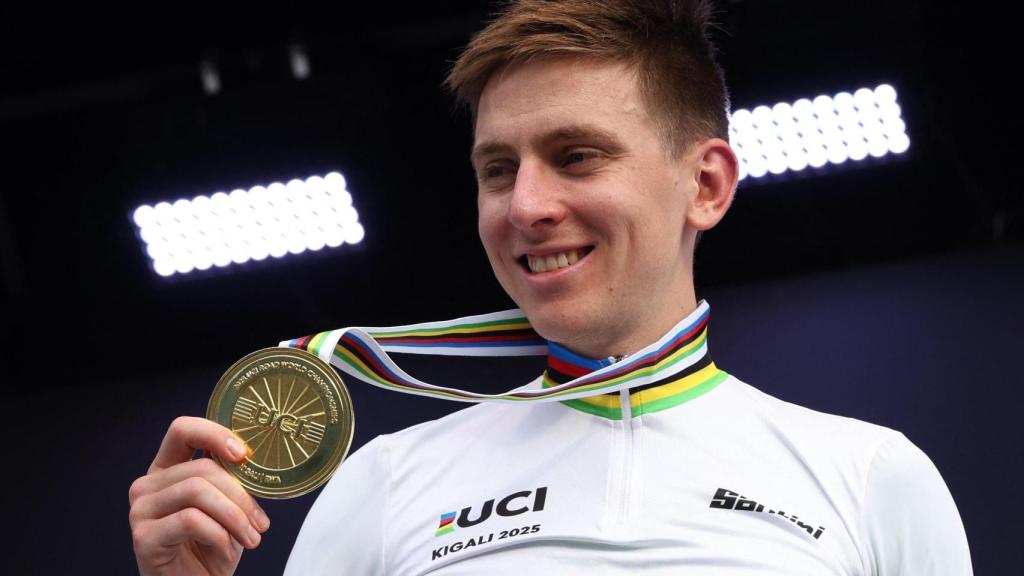 Tadej Pogacar, con su oro y el maillot arcoíris en el Mundial de Ruanda 2025.