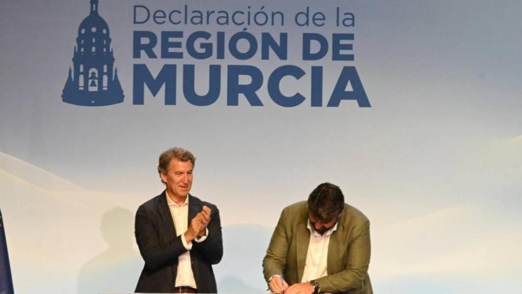 Núñez Feijóo, este domingo, aplaudiendo al murciano López Miras mientras firma la 'Declaración de la Región de Murcia'.