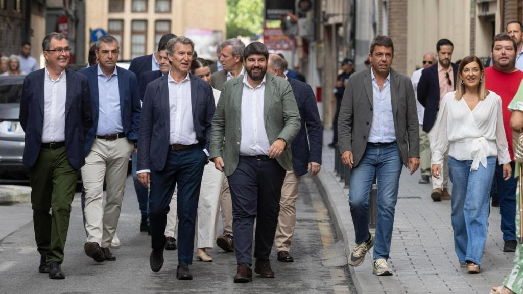 López Miras (c), este domingo, a su llegada al Teatro Circo de Murcia, junto a Núñez Feijóo y otros dirigentes autonómicos.