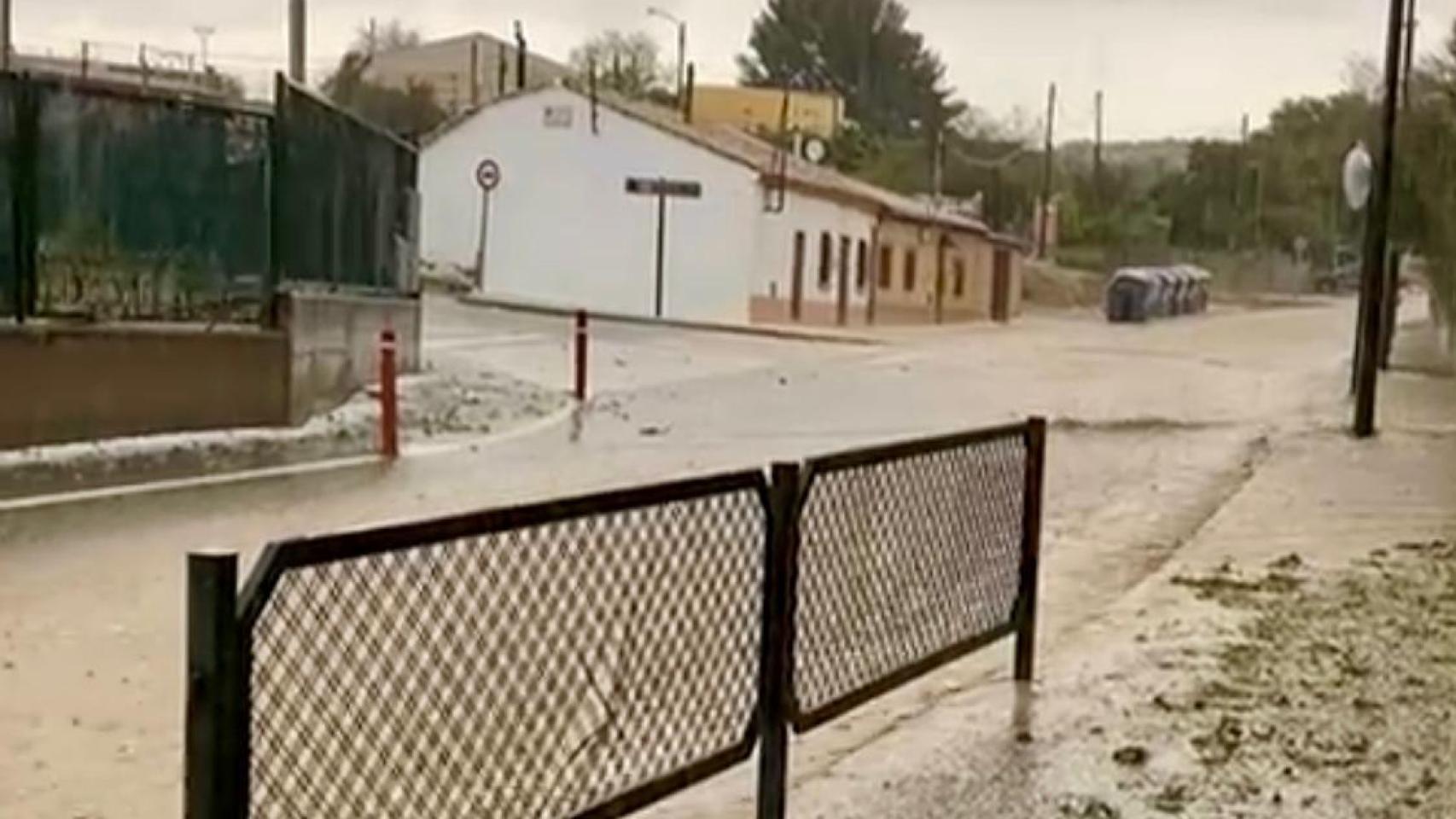 El entorno del campo de fútbol de Juslibol, inundado.