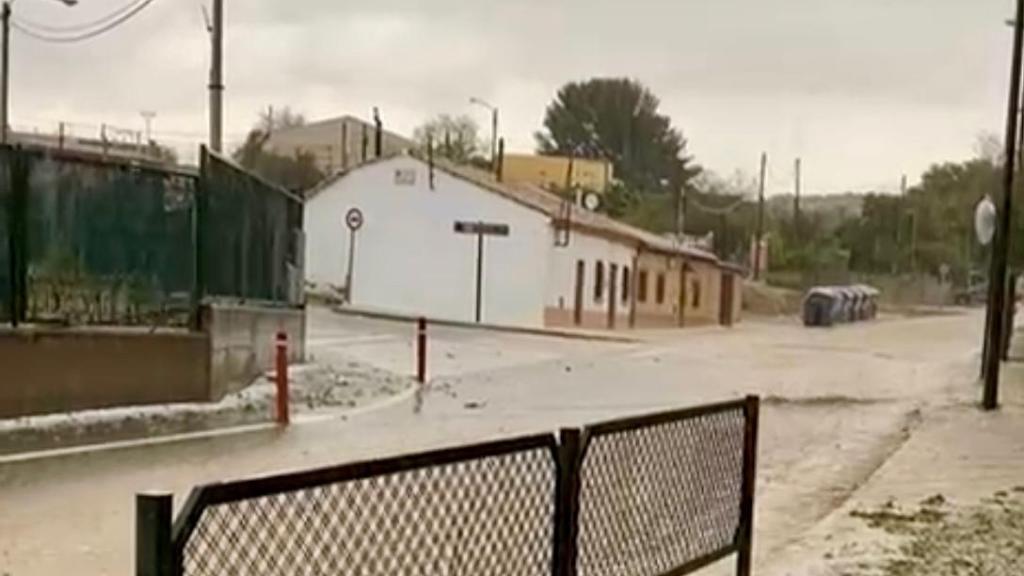 El entorno del campo de fútbol de Juslibol, inundado.