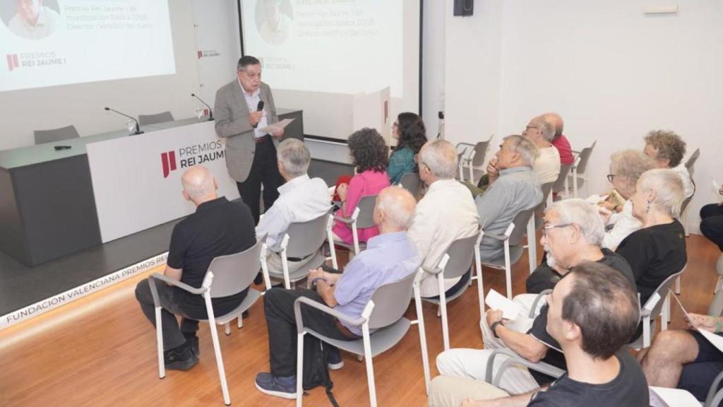 Bernabeu en la jornada de la Noche de la Ciencia. EE