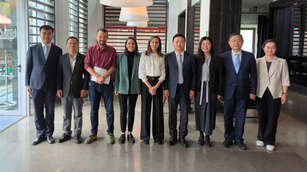 Ione Belarra, Irene Montero y Pablo Iglesias reunidos con dirigentes del Partido Comunista de China.