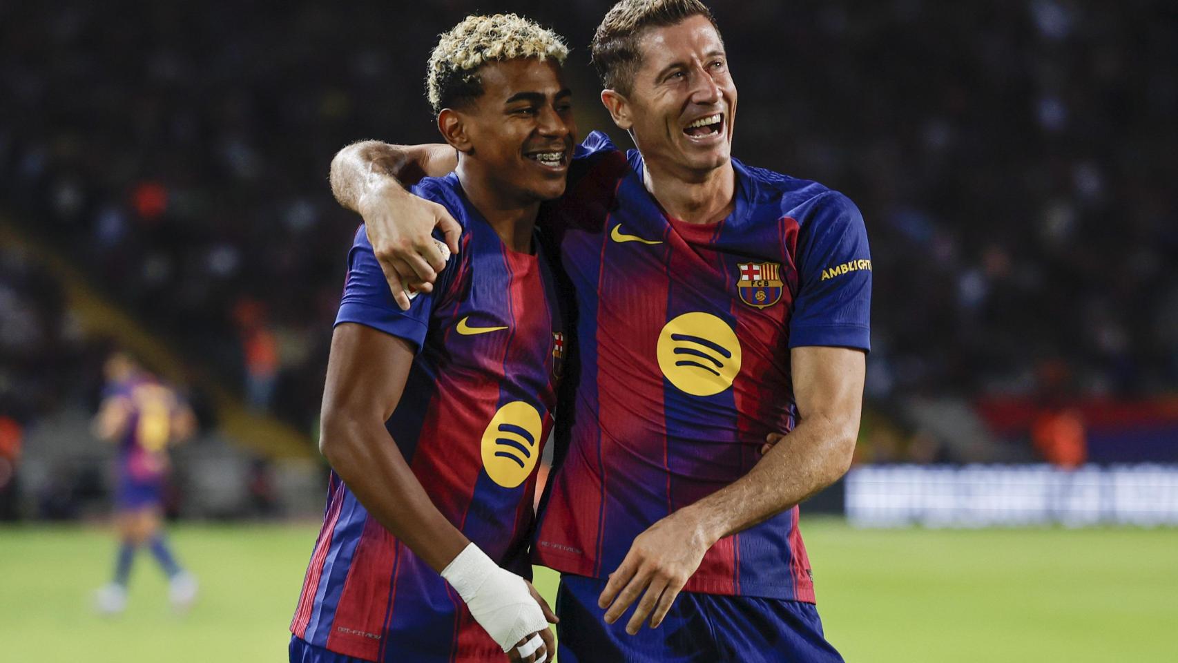 Lamine Yamal se abraza con Lewandowski en el gol ante la Real Sociedad.