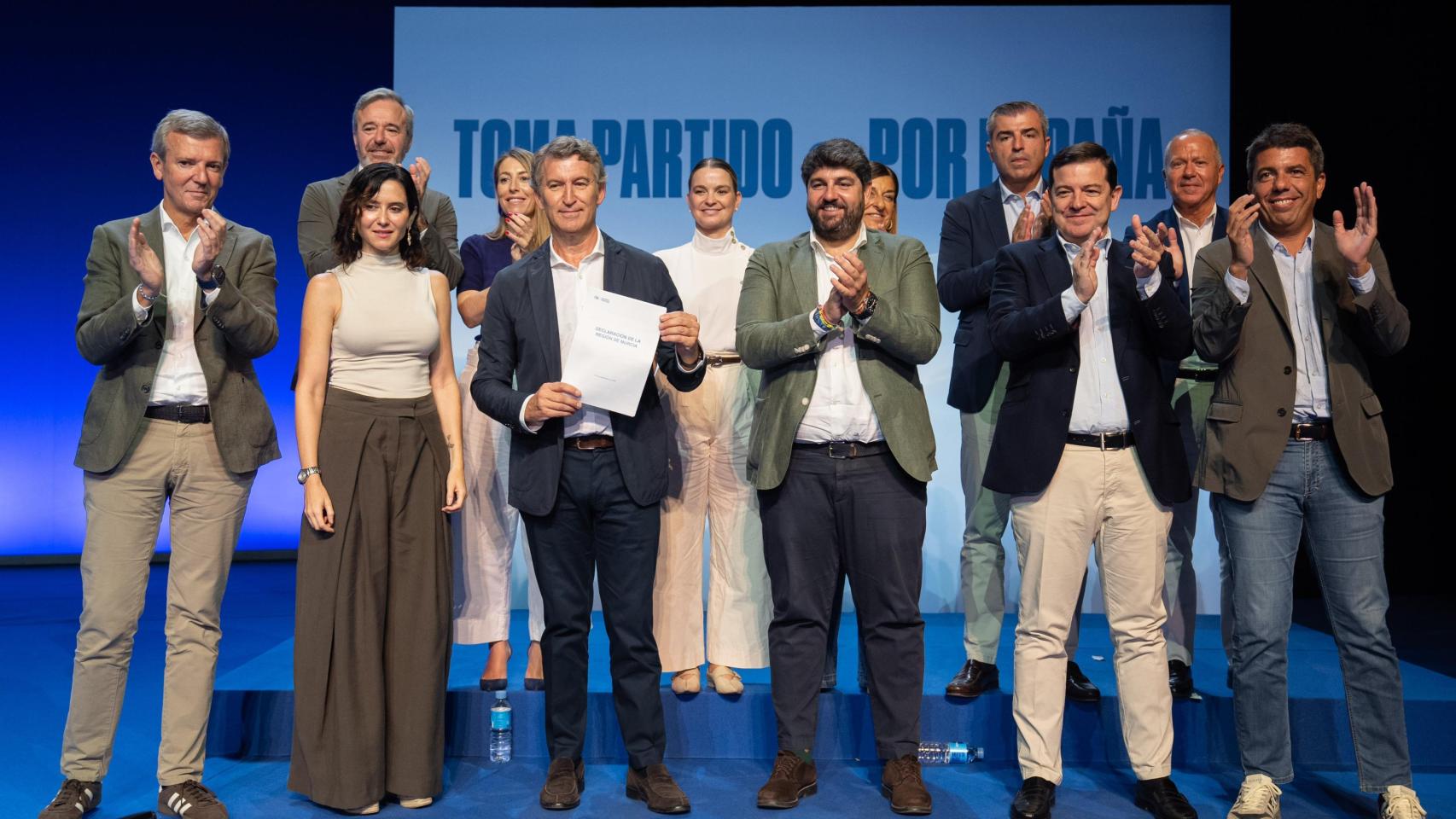 El presidente del PP, Alberto Núñez Feijóo, y los líderes autonómicos del partido, entre ellos el presidente de la Junta, Alfonso Fernández Mañueco, durante la firma de la Declaración de la Región de Murcia, el pasado 28 de septiembre