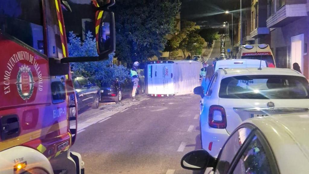 Furgoneta volcada tras el accidente de la Enrique Cubero de Valladolid