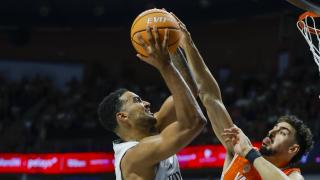 Lyles trata de entrar a canasta en el partido ante Valencia Basket.