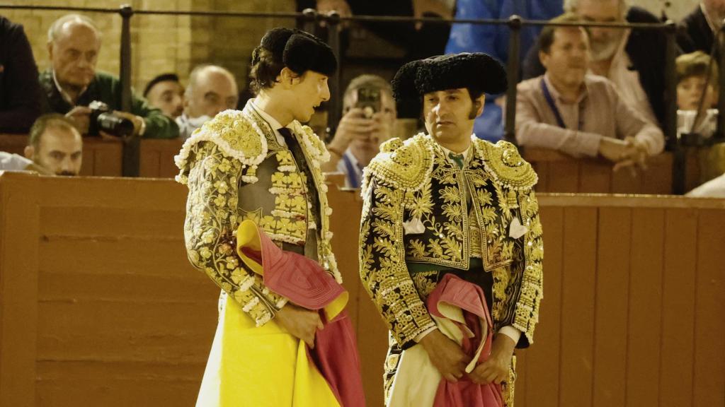 Morante conversa con Roca Rey durante la corrida en la Maestranza de Sevilla.