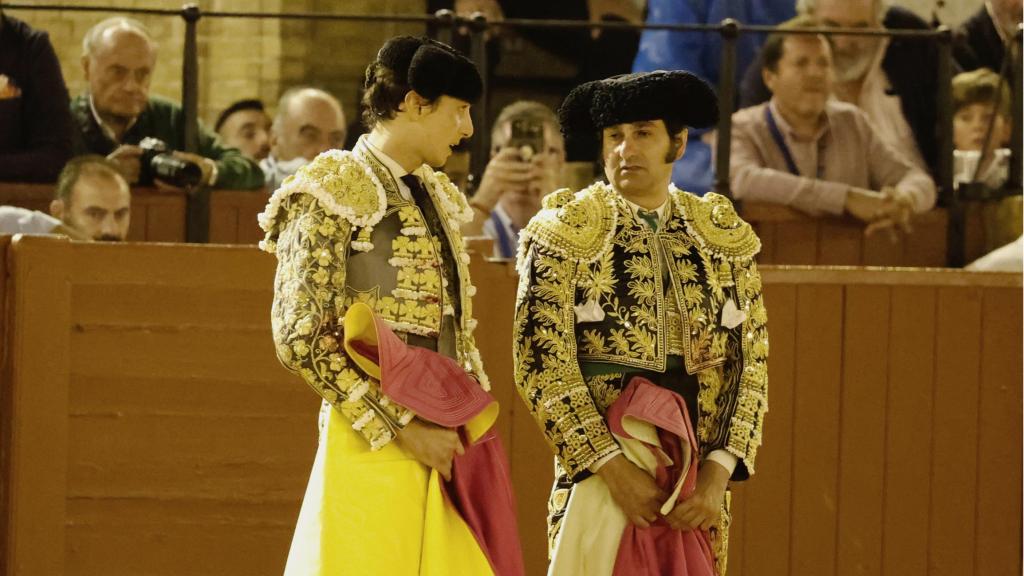 Morante lo borda al natural y se fuma la pipa de la paz con Roca Rey en Sevilla.