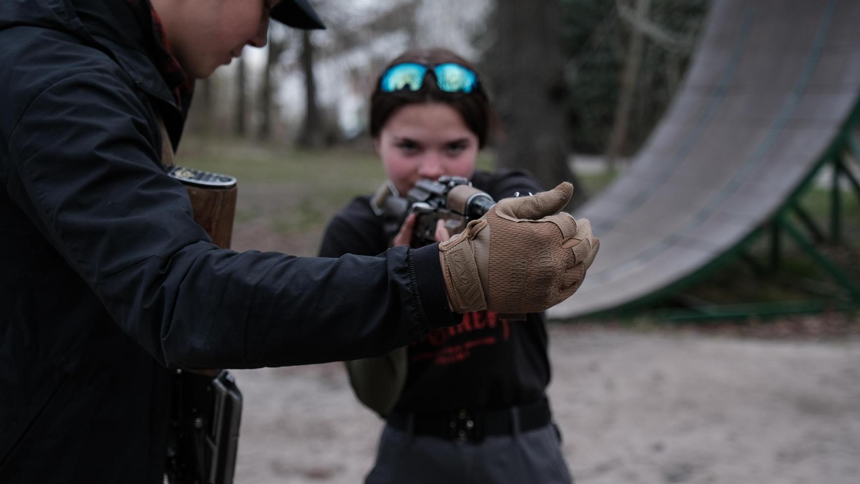 Una adolescente ucraniana aprende a usar el kalahnikov durante un entrenamiento táctico de la organización Centuria.