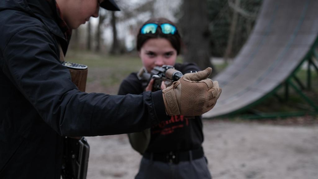Una adolescente ucraniana aprende a usar el kalahnikov durante un entrenamiento táctico de la organización Centuria.