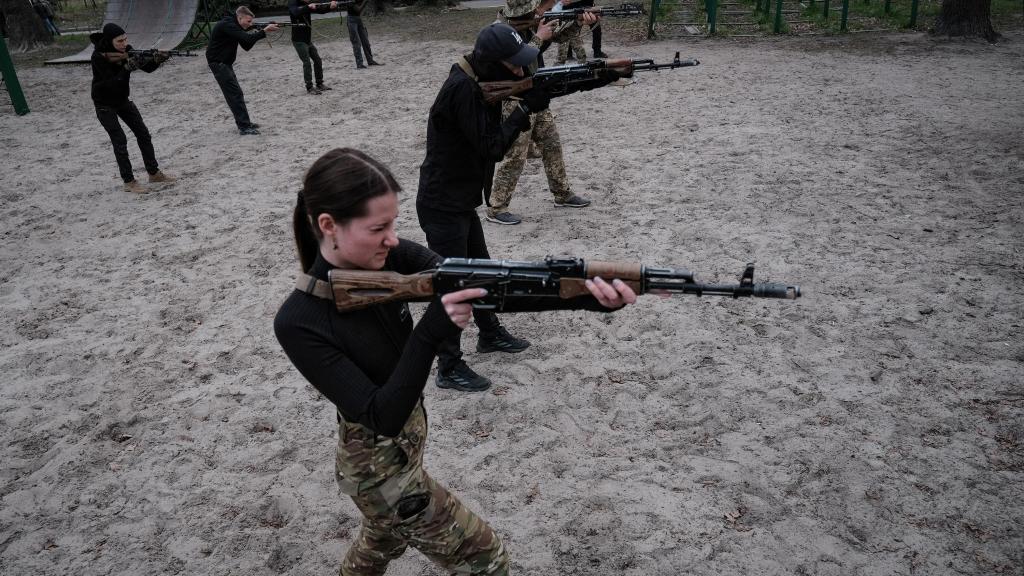 Jóvenes ucranianos pertenecientes a la organización Centuria aprenden a utilizar el kalashnikov durante un entrenamiento.