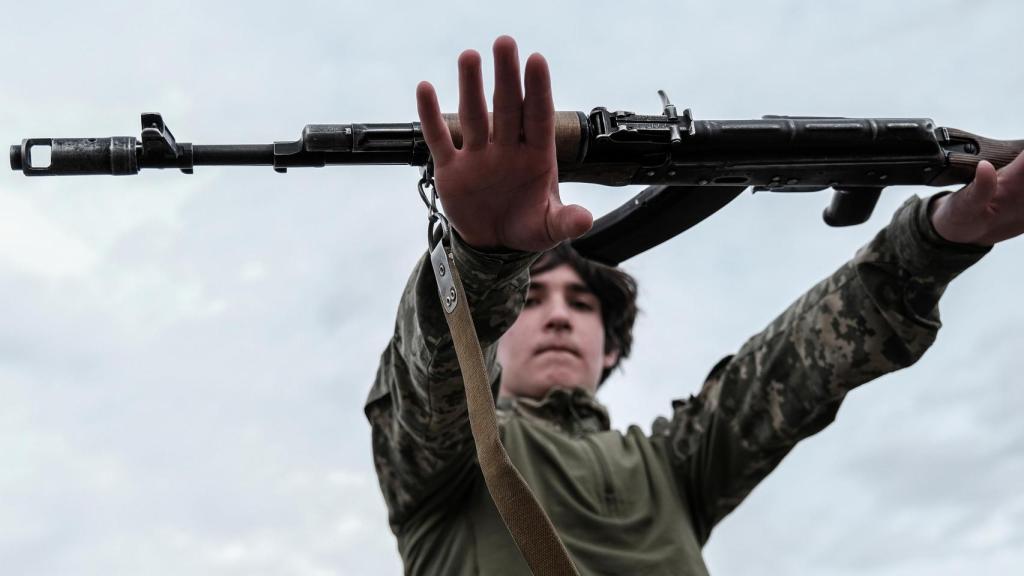 Un adolescente ucraniano recibe un entrenamiento táctico en medio de la guerra.