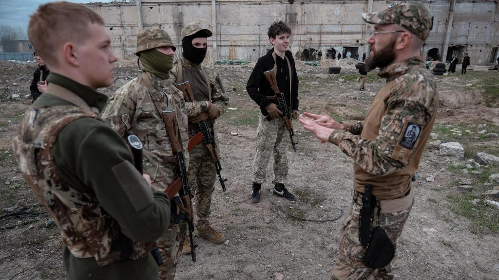 Stas, instructor de Centuria, imparte clases de medicina táctica a los jóvenes que pertenecen a la organización.
