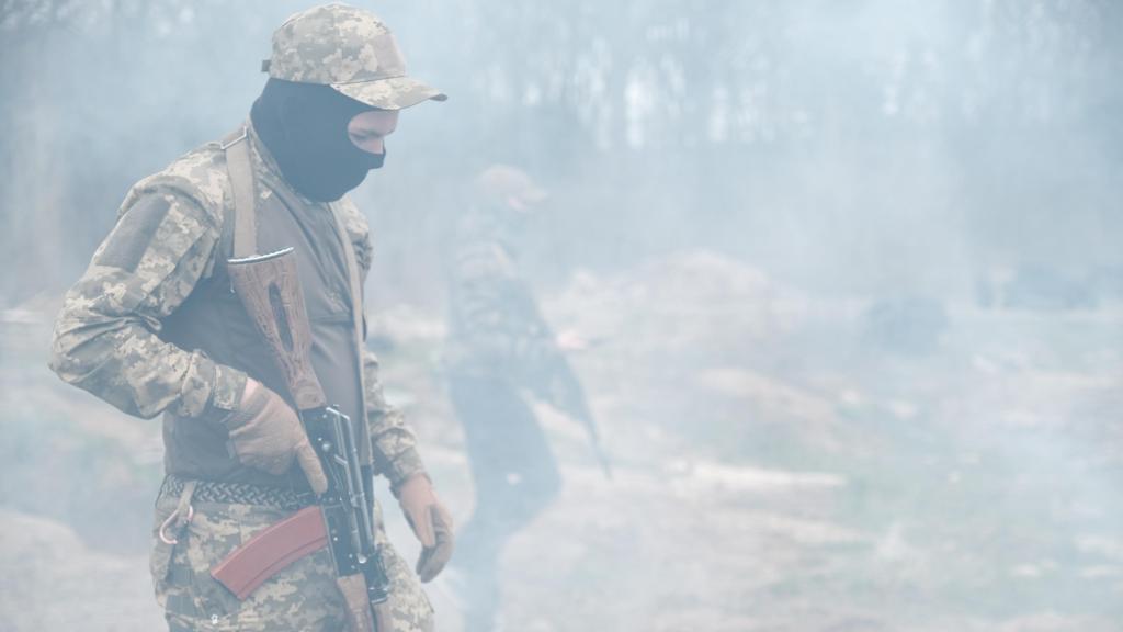 Jóvenes ucranianos pertenecientes a la organización Centuria realizan un entrenamiento táctico de combate con un humo.