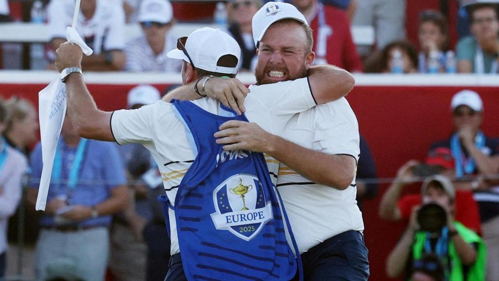 Shane Lowry celebra el punto definitivo para Europa en la Ryder Cup.