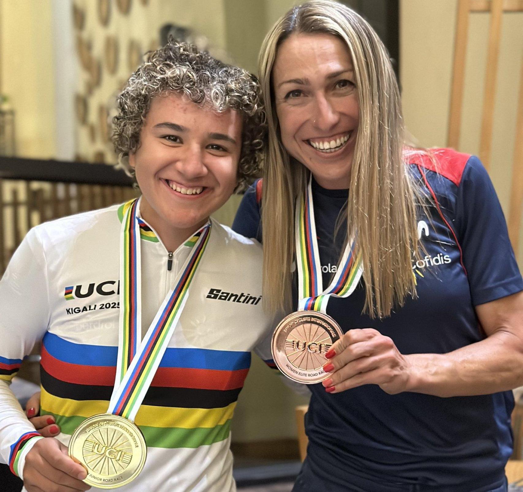 Paula Ostiz con el oro y Mavi García con el bronce.