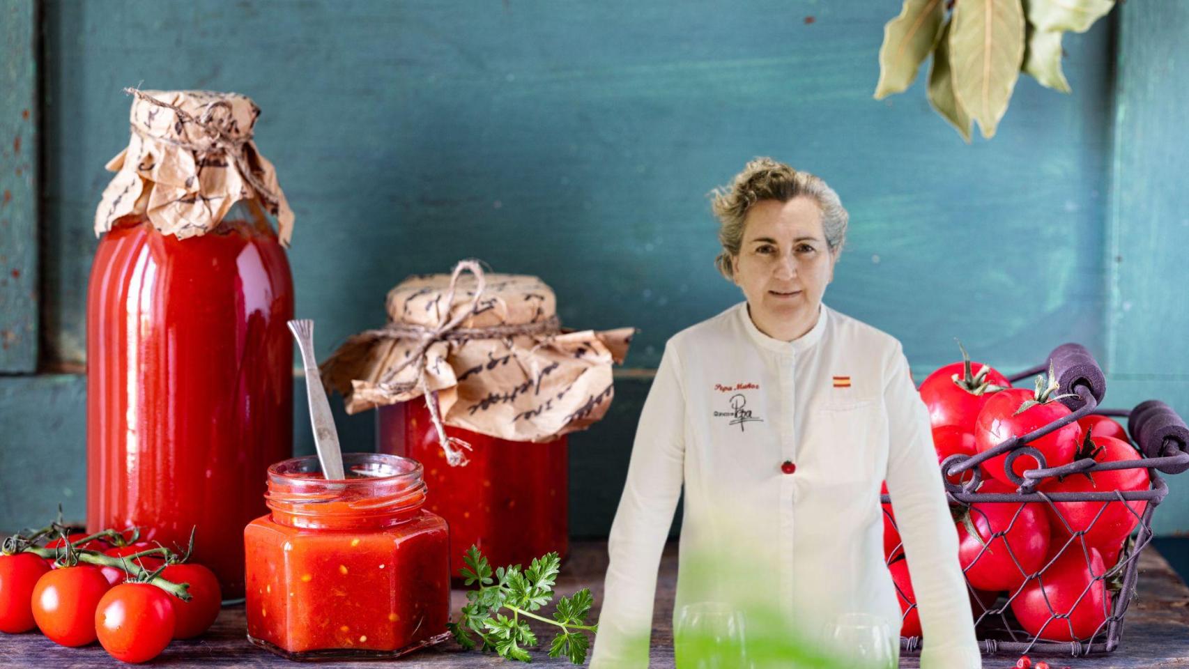 Pepa Muñoz, cocinera, con conservas de tomate.