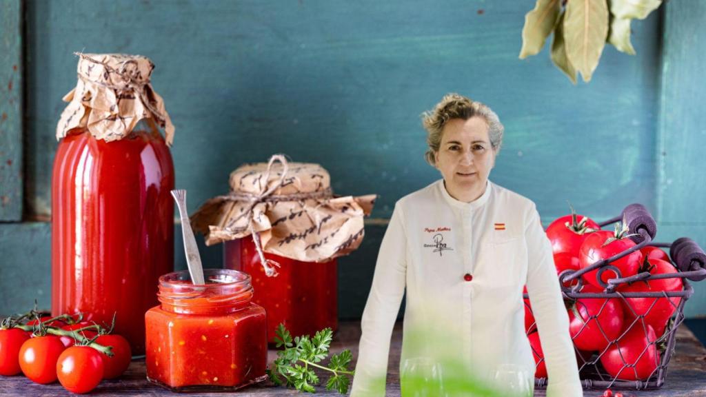 Pepa Muñoz, cocinera, con conservas de tomate.