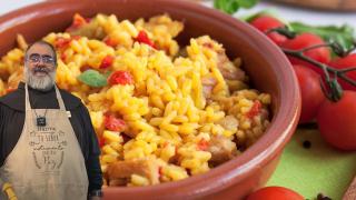 Fray Ángel, el fraile cocinero de YouTube, en un montaje de El Español