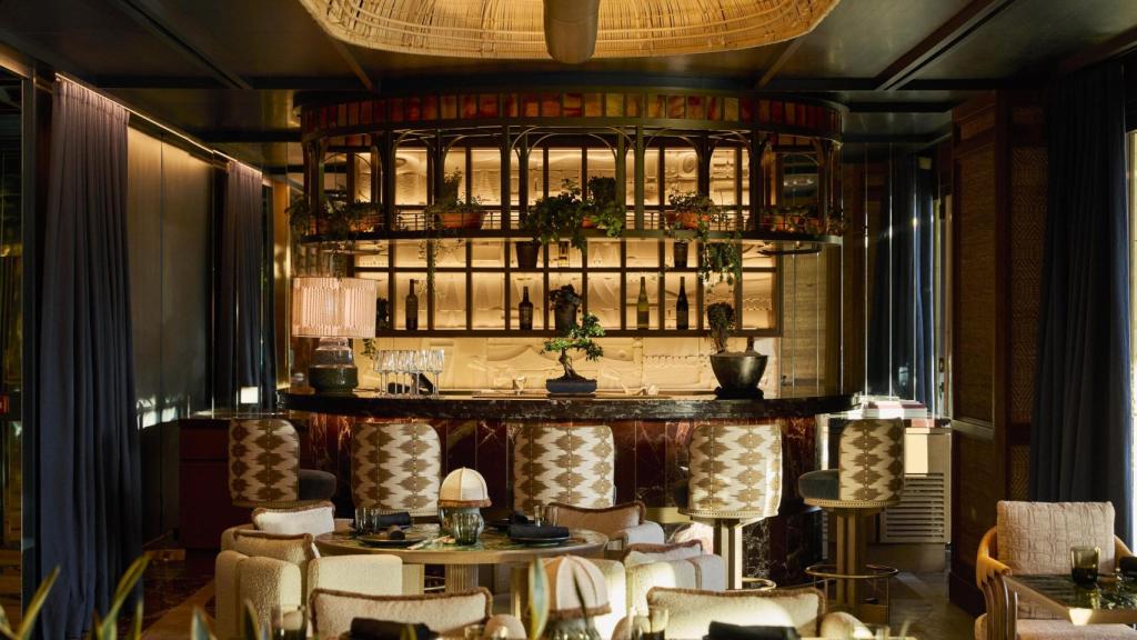 De la barra de coctelería salen piscos y otros destilados que complementan la propuesta.