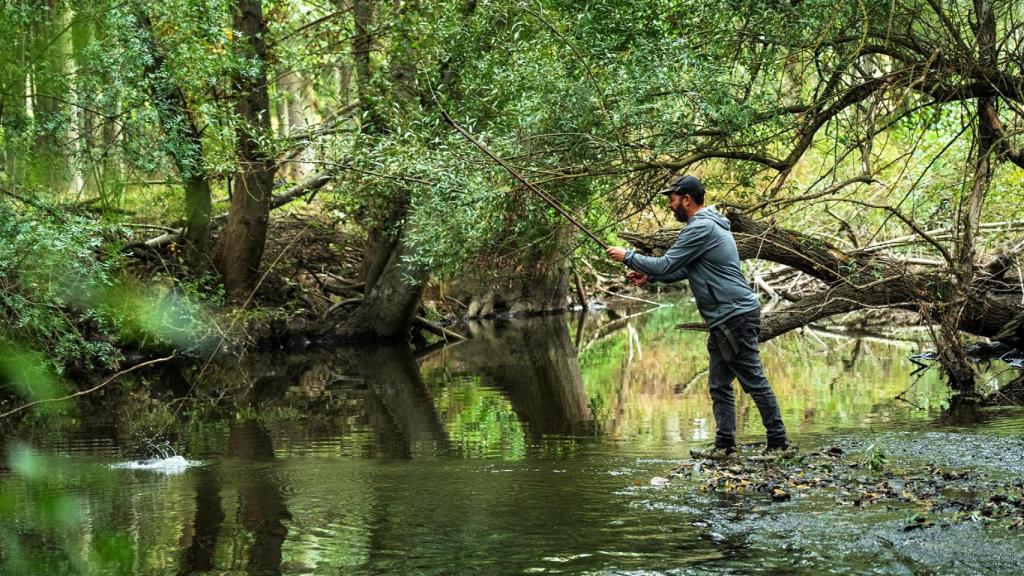 El chef Dani Ochoa, de Montia, cogiendo cangrejos en el río.
