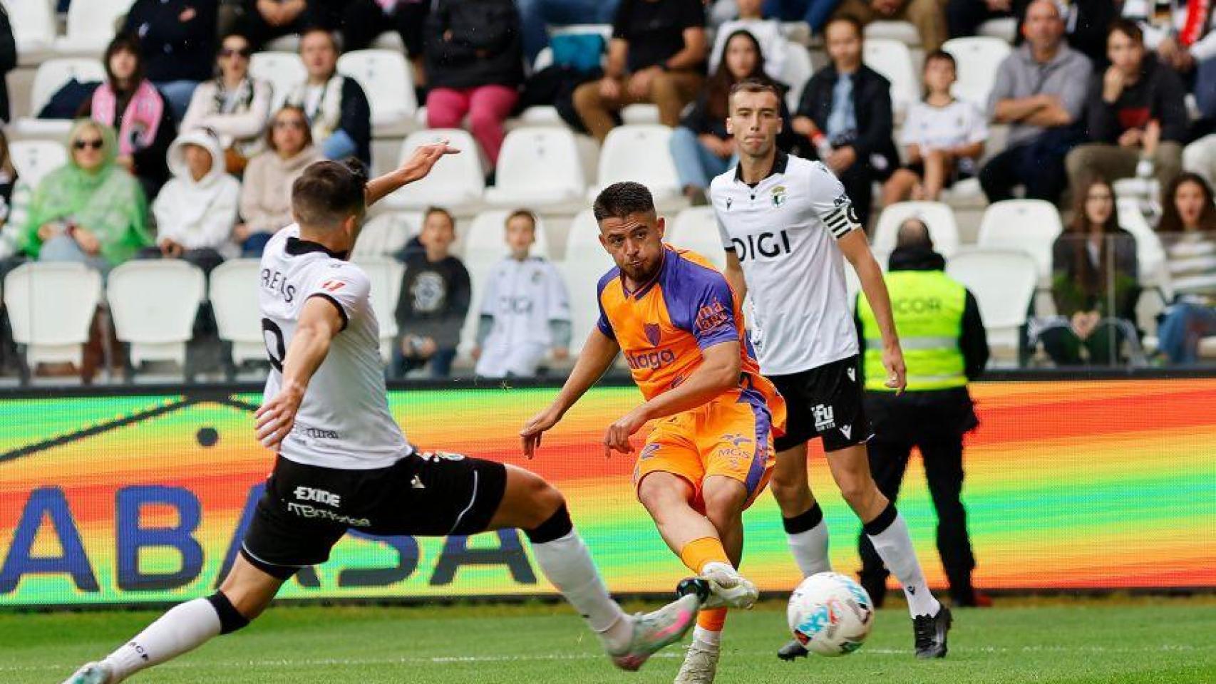 Dani Lorenzo en el momento de remate a gol en El Plantío