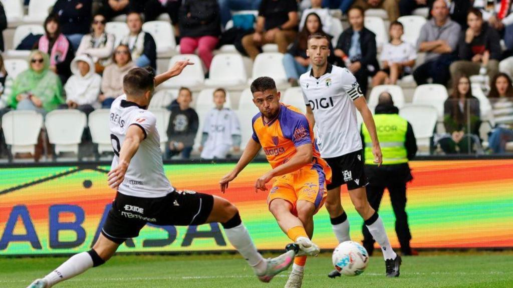 Dani Lorenzo en el momento de remate a gol en El Plantío