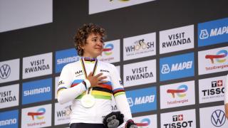 Paula Ostiz, emocionada al recibir el maillot arcoíris.