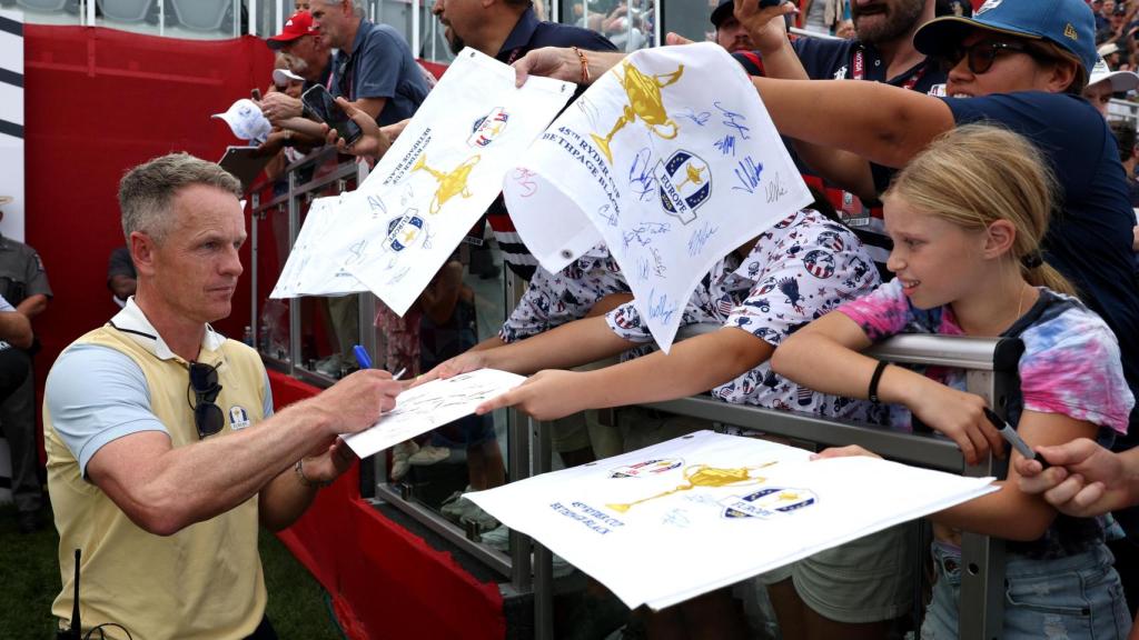 Luke Donald firmando autógrafos en la Ryder Cup 2025