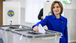 Maia Sandu, presidente de Moldavia,  vota en un colegio electoral de Chisinau.