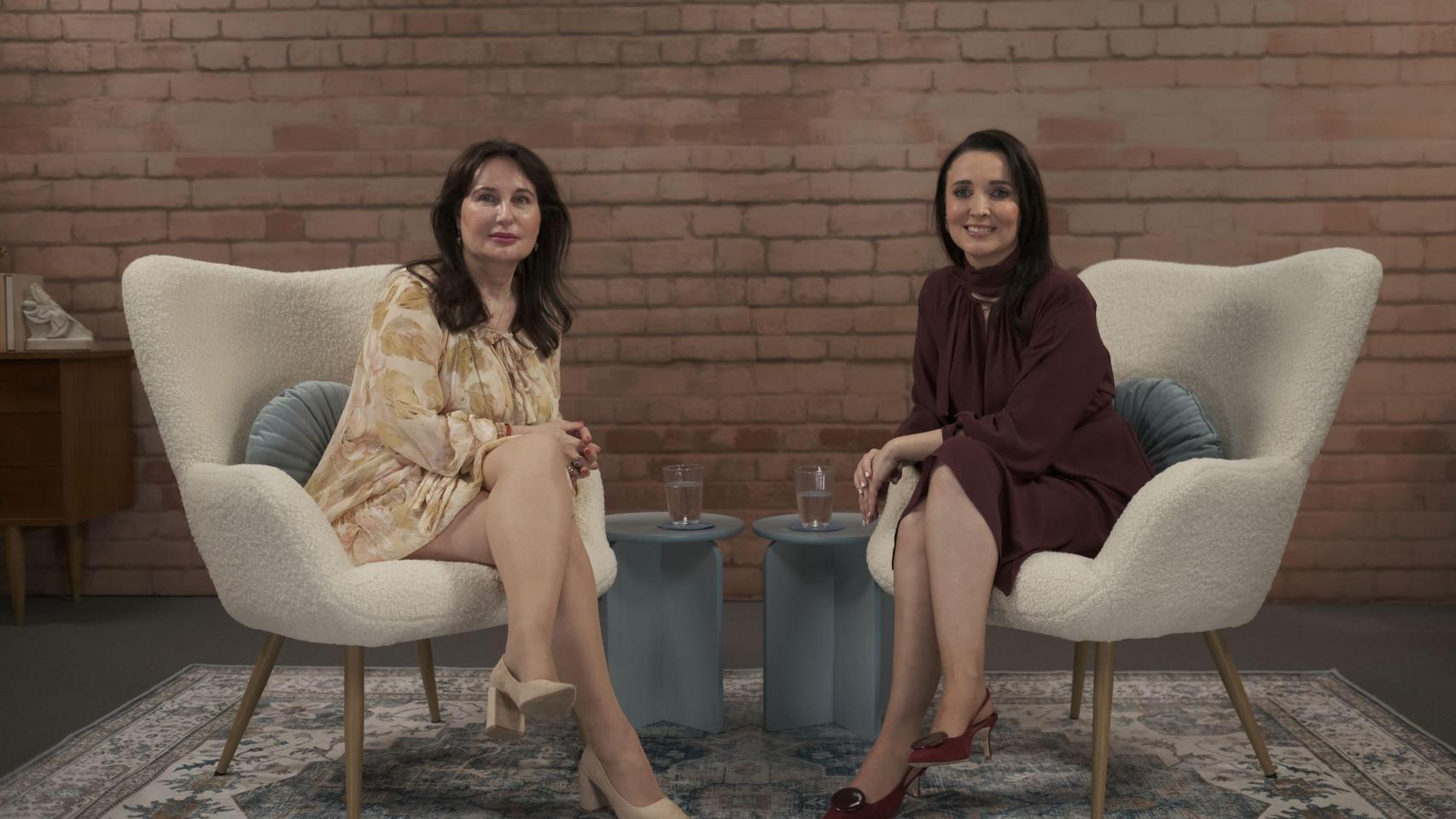 Mari Ángeles, junto a Cruz Sánchez de Lara en el programa 'Madres: desde el corazón'.