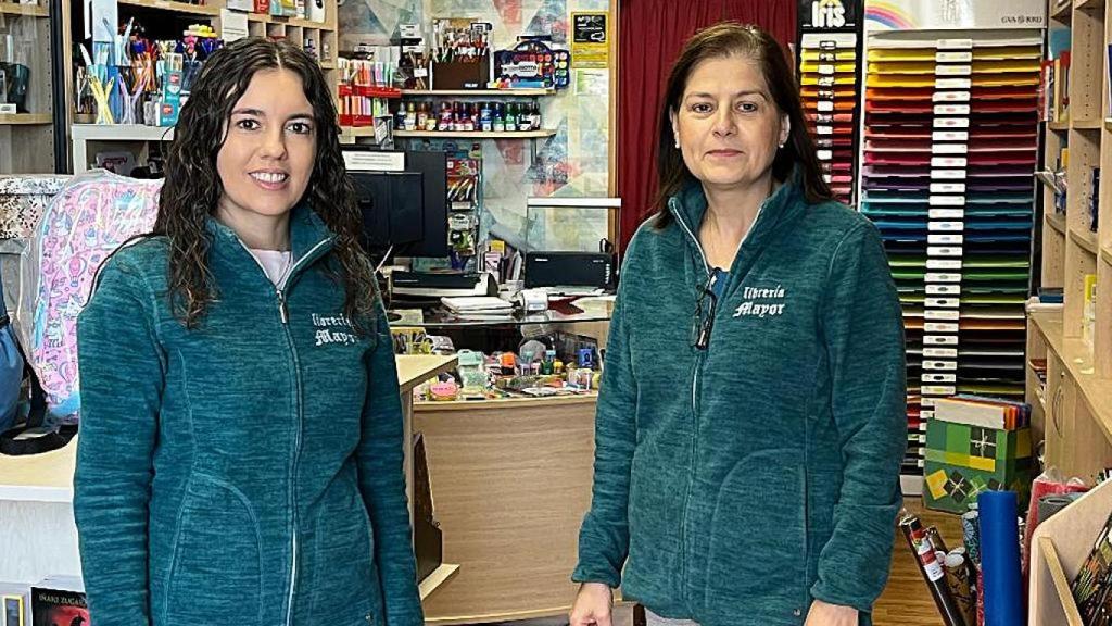 Olga, a la derecha, y Marta, a la izquierda, en la Librería Mayor de Aldeamayor de San Martín