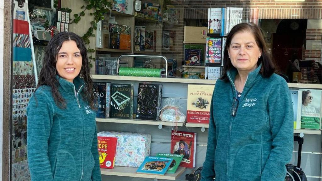 Olga y Marta en la fachada de la librería