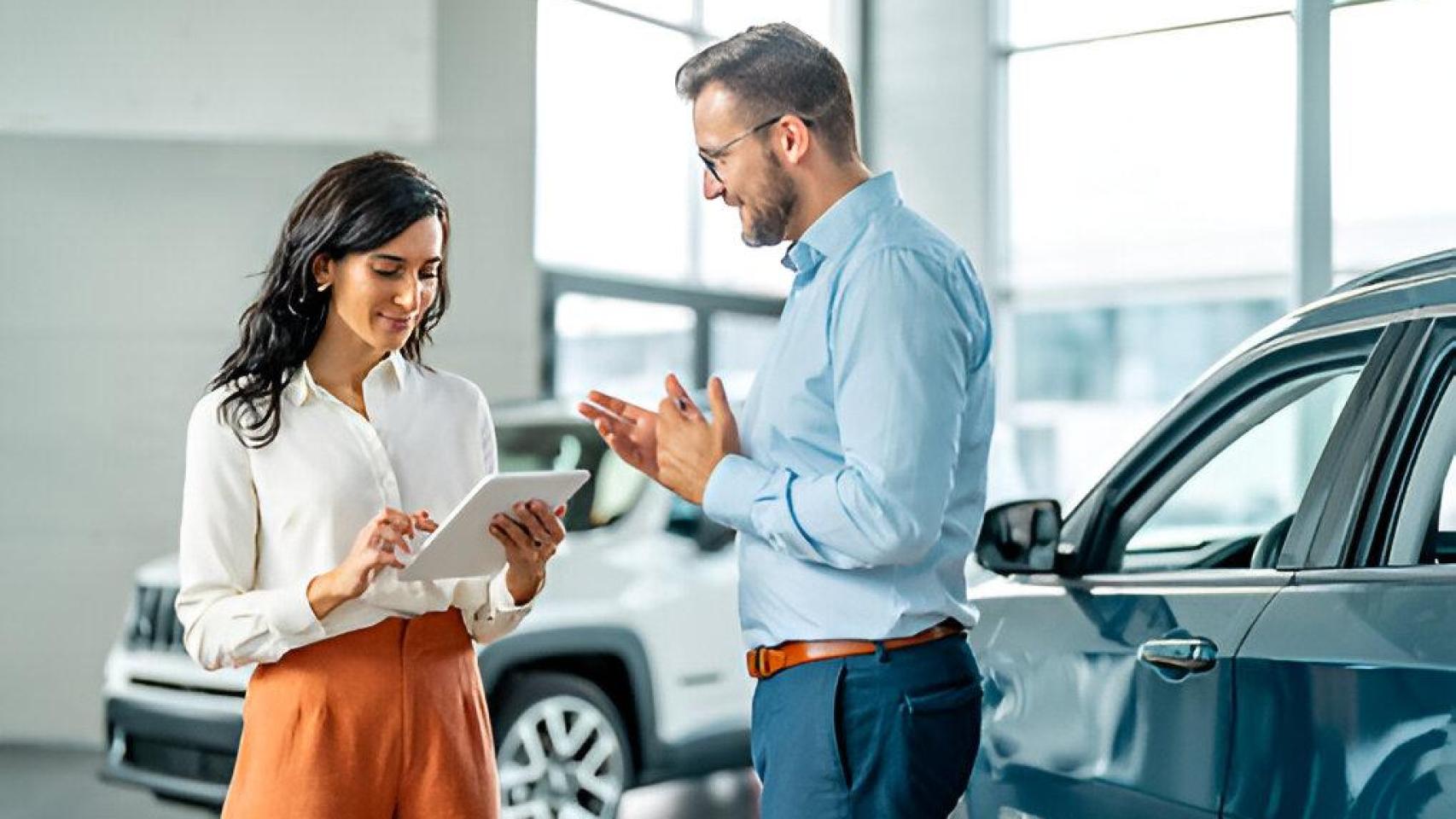 Imagen de asesoramiento sobre un coche.