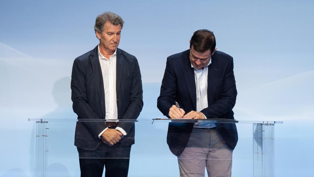 El presidente de la Junta, Alfonso Fernández Mañueco, firma la Declaración de la Región de Murcia ante la atenta mirada del líder del PP, Alberto Núñez Feijóo, este domingo