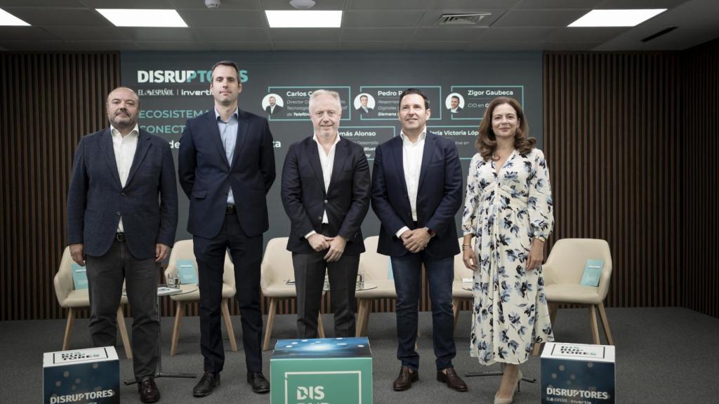De izquierda a derecha: Carlos Carazo, director Global de Producto, Tecnología y Operaciones IoT de Telefónica Tech; Pedro Romero, responsable de Servicios Digitales Industriales en Siemens España; Tomás Alonso, director de Desarrollo de Negocio en Bluetab, an IBM Company; Zigor Gaubeca, CIO en Grupo Aire y María Victoria López, Senior Executive en SDG Group.