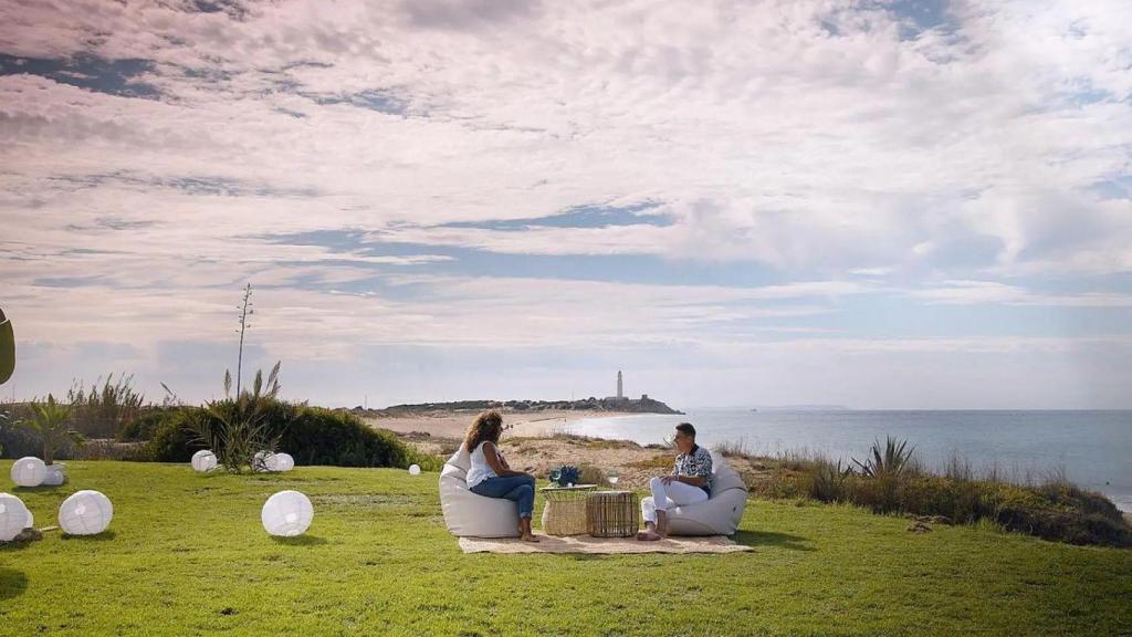 Rosario y Joaquín ante el Faro de Trafalgar.