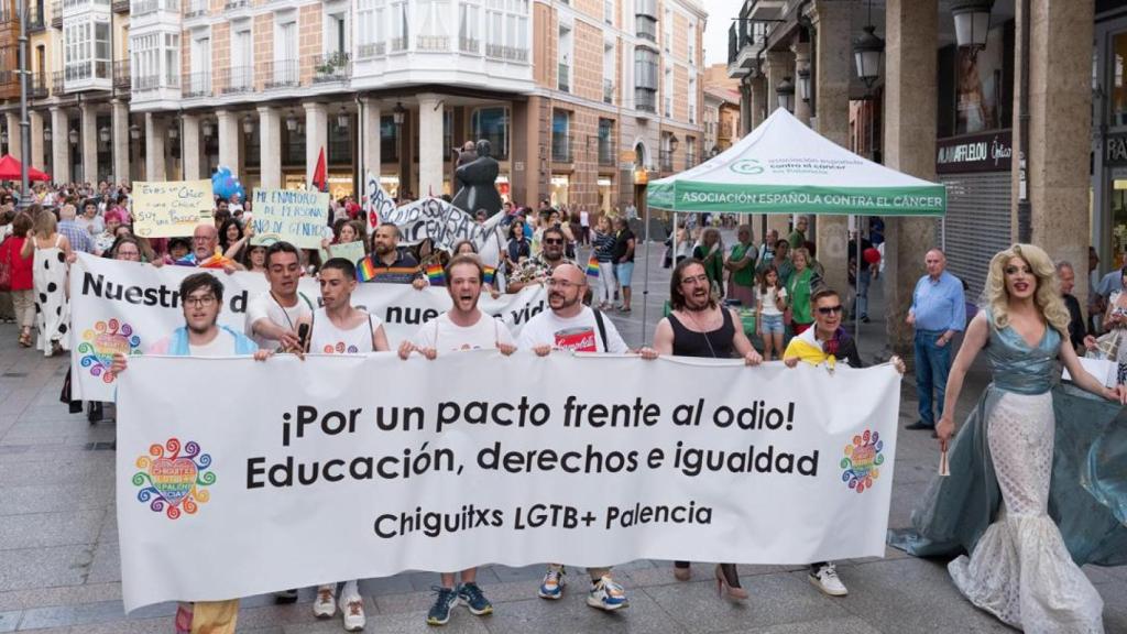 Manifestación de la asociación Chiguites LGTBI+ Palencia