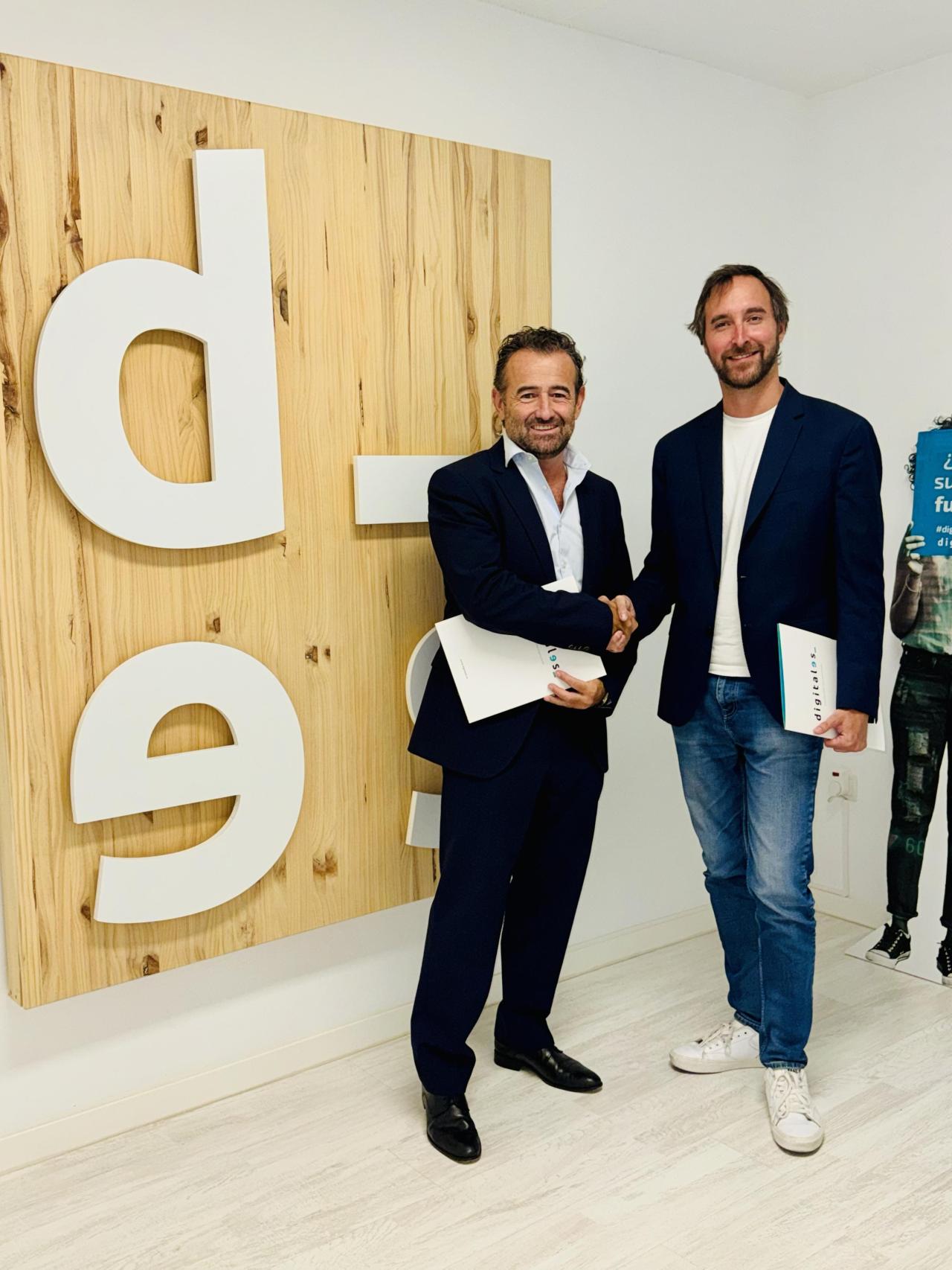 Miguel Sánchez Galindo y Carlos Mateo Enseñat, tras la firma del acuerdo.