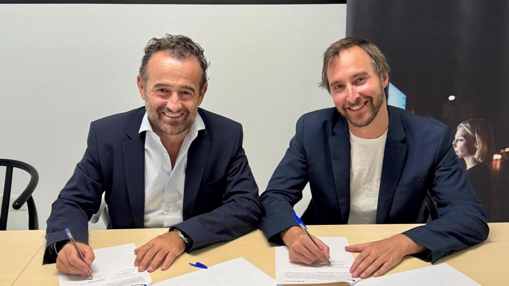 Miguel Sánchez Galindo, director general de DigitalES, y Carlos Mateo Enseñat, presidente de la Asociación Española de Startups, en la firma del acuerdo de colaboración.