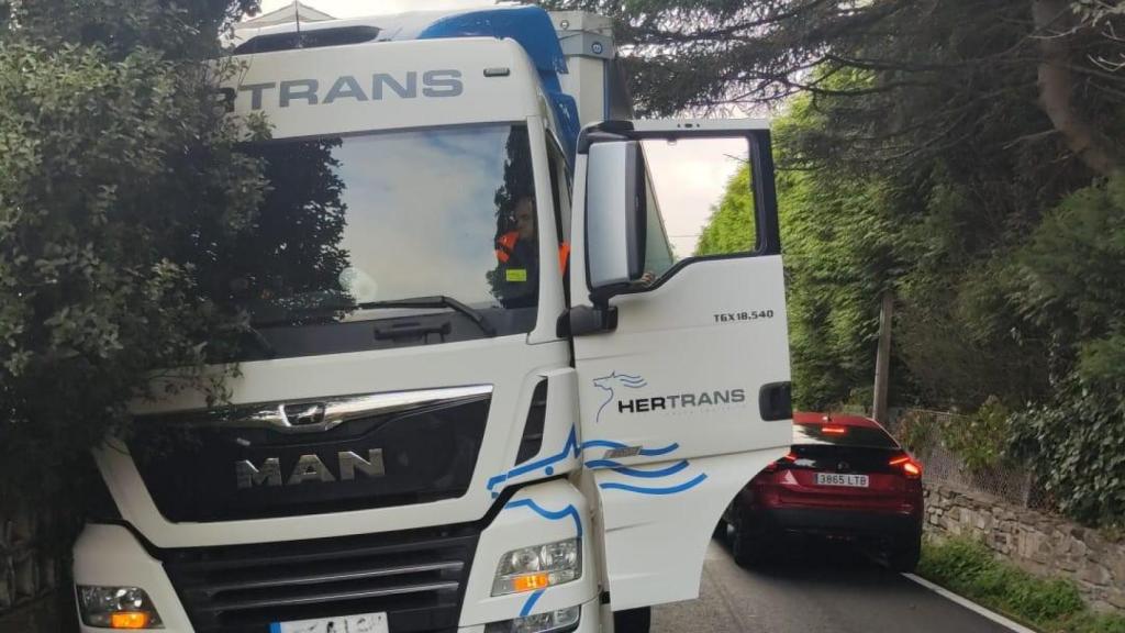 Camión atascado en la carretera DP-0810